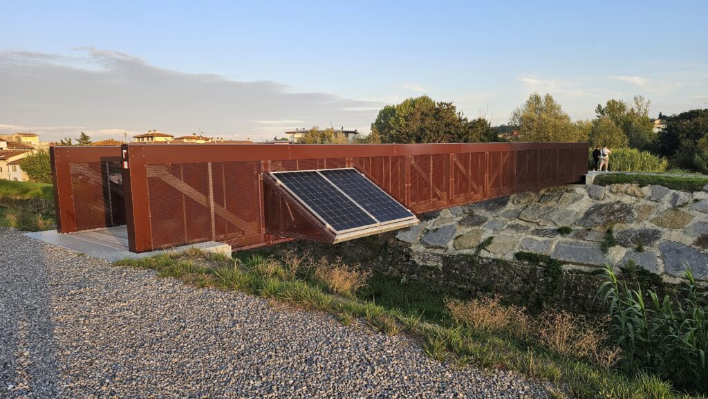 POGGIO A CAIANO (FI) - Illuminazione passarella ciclopedanale alimentata esclusivamente da energia fotovoltaica