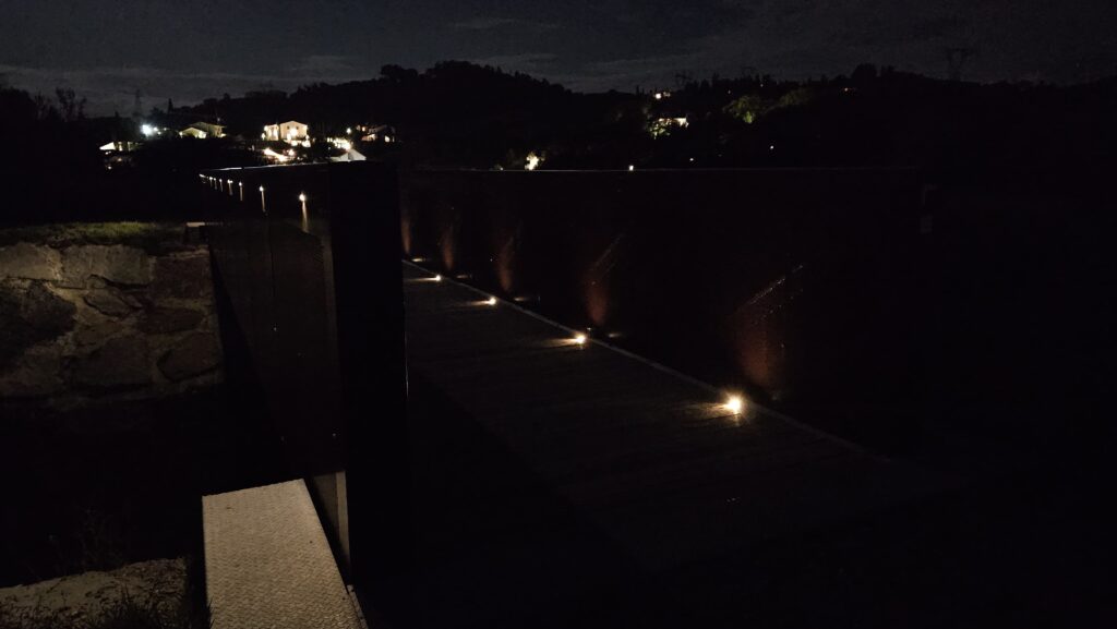 POGGIO A CAIANO (FI) - Illuminazione passarella ciclopedanale alimentata esclusivamente da energia fotovoltaica